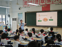 <b>以亲热的”身份走进讲堂</b>